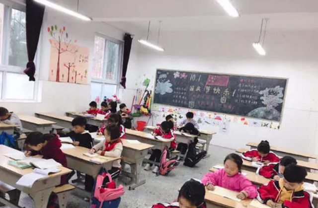 月月读唐诗|家长们的福音,小学延时服务时间再延长,可老师们却是有苦说不出