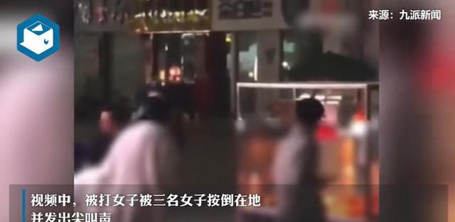 广西玉林,一群女子当街殴打、拖拽一长头发女子,令人发指