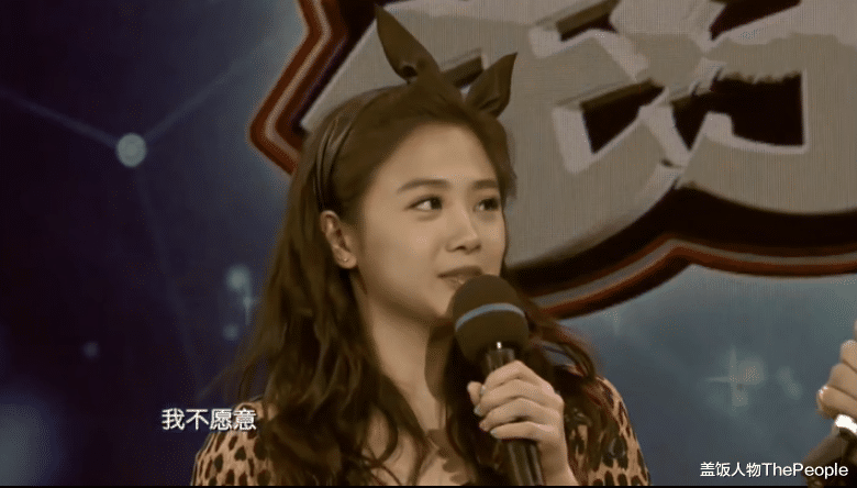 吴映洁|16岁出道养家，被亲妈殴打进医院，这么惨的她还会“翻车”？