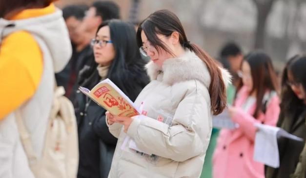 素手挽清说 大学生的“好消息”，这类学生可免试成为公务员，还是干部级别