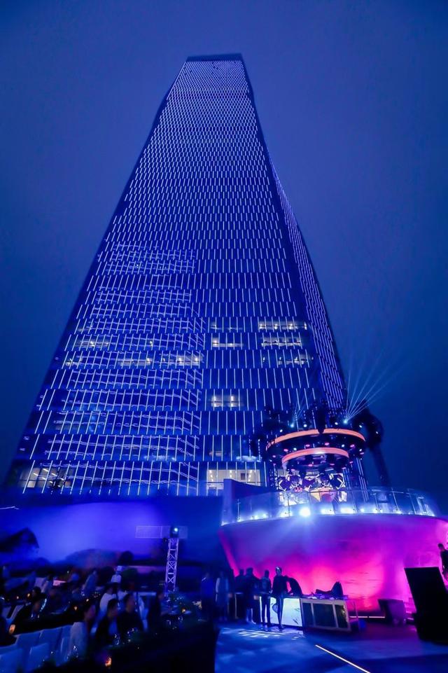 河南|半岛政前方 | 灯火璀璨，是市南夜晚的模式