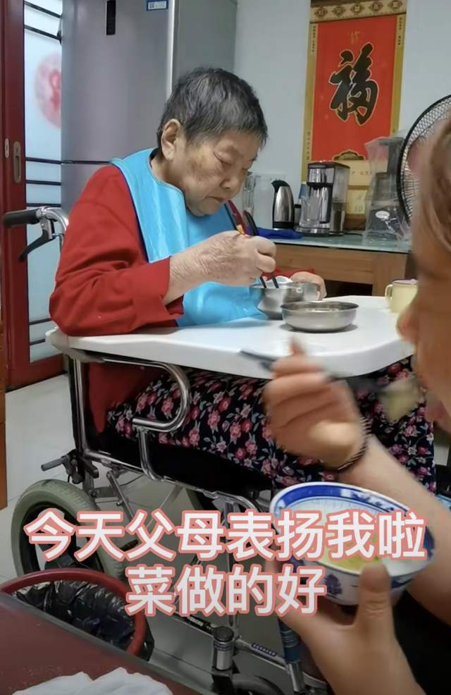 张春年|60岁戏骨母亲去世！4月前坐轮椅精神好，儿子曾守病床前为其按脚