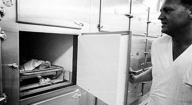 非洲 36岁梦露之死：深夜在公寓卧室床上离奇身亡，死前没能把衣服穿好