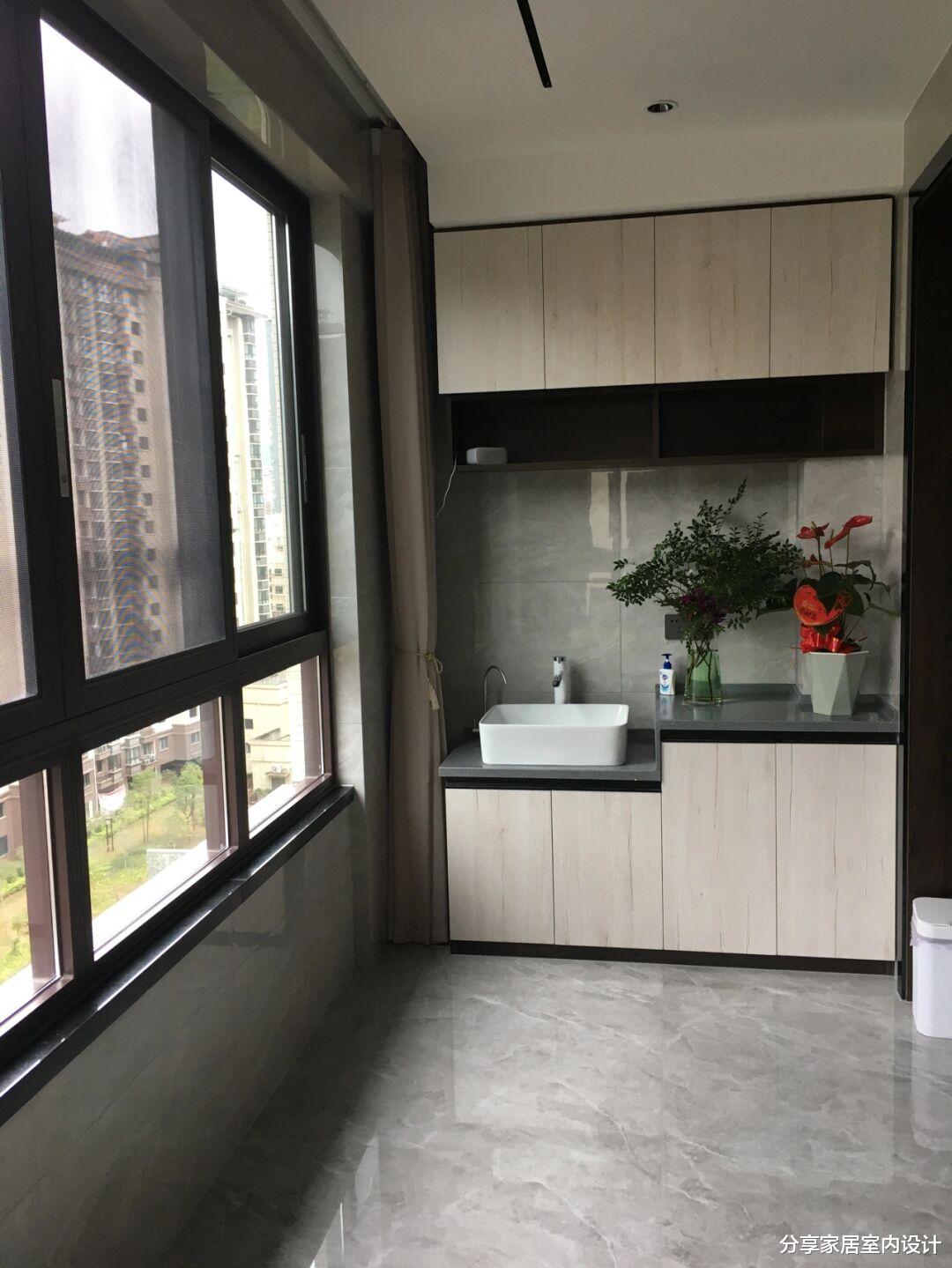 她家首套新房，全屋装修非常简单，三代同堂生活在一起很幸福！