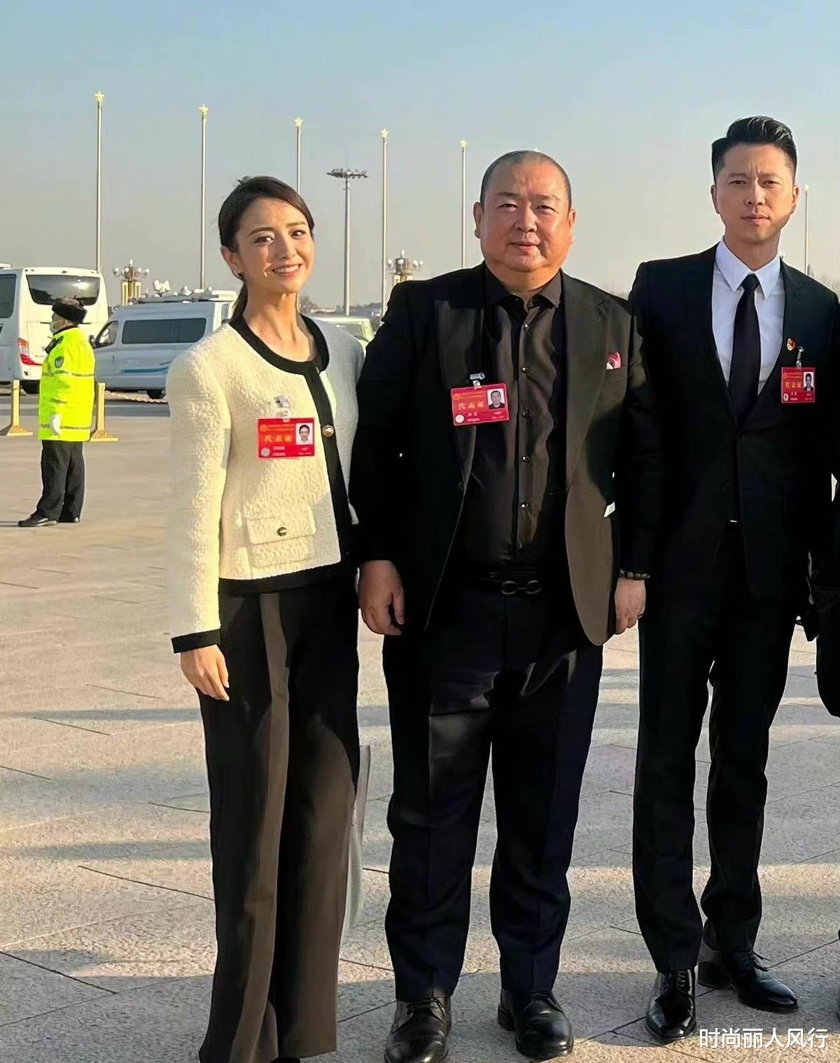 秦岚|佟丽娅变“央视脸”参加大会造型封神！穿小香风拍大合照，大逆袭