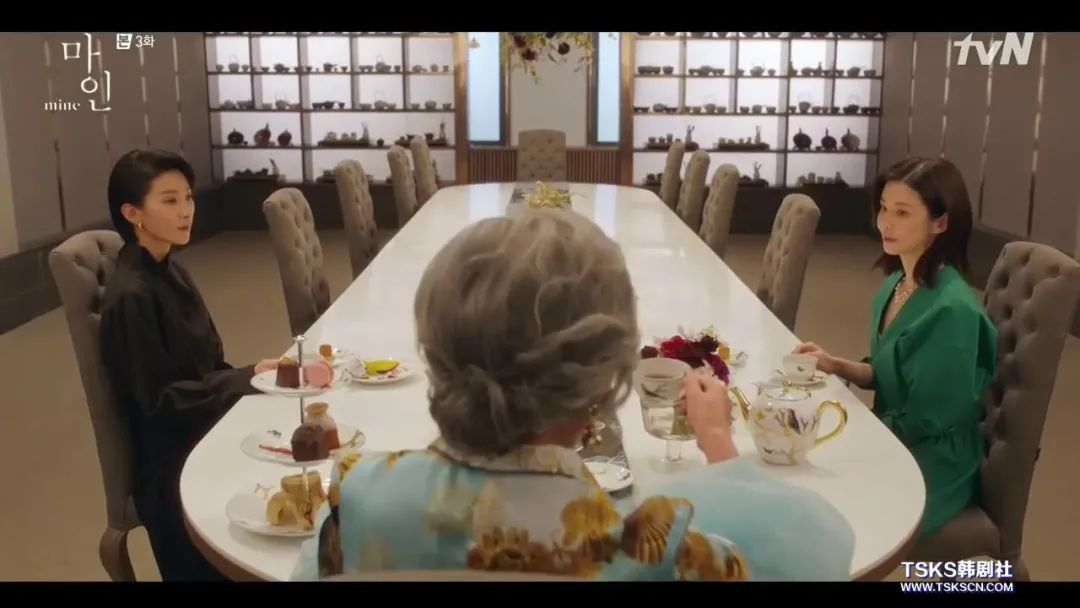 豪门明星|年近五十的她又开挂，这角色也太欲了...