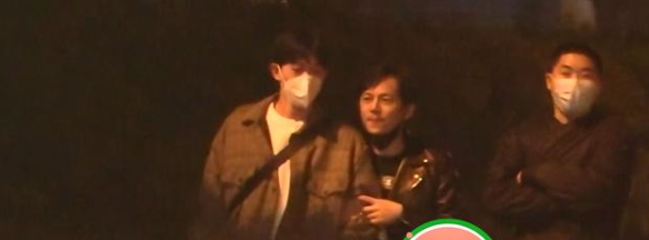 何炅|何炅与神秘男子恋情曝光？两人街头摸脸不避嫌，大方牵手回酒店