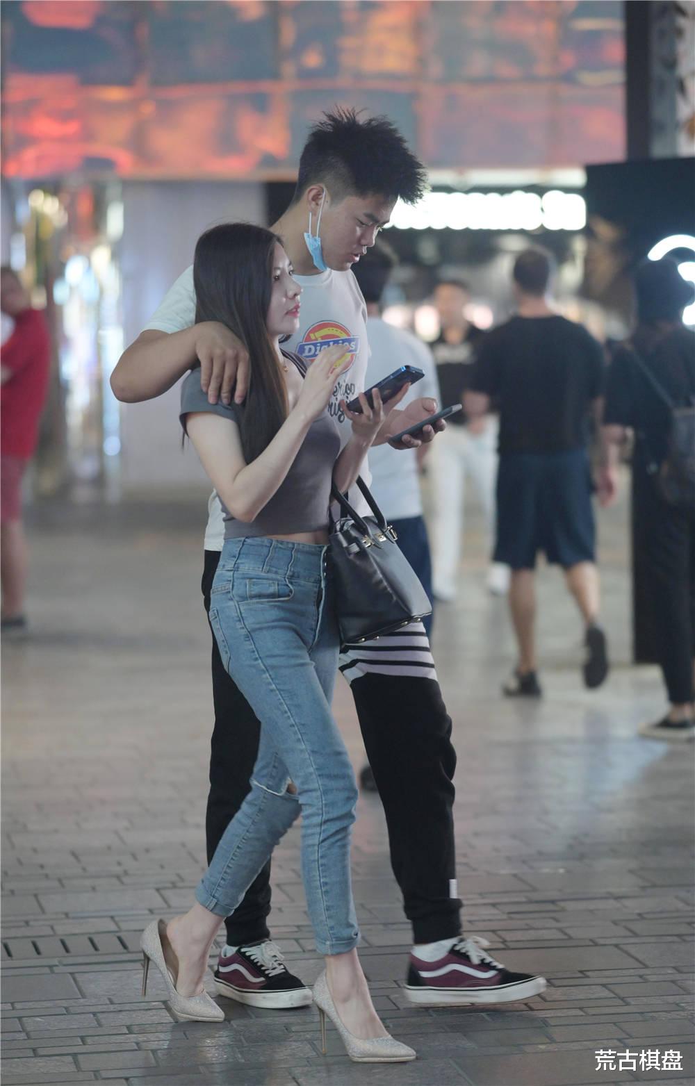 荒古棋盘|秋季适合搭配紧身牛仔裤，衬托身材效果好，搭配什么鞋子更好看？