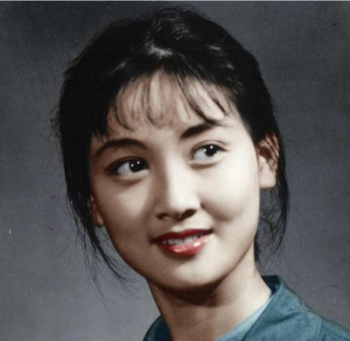 |65岁的邓婕，离婚协议成她一生的痛，养女越长越像张国立