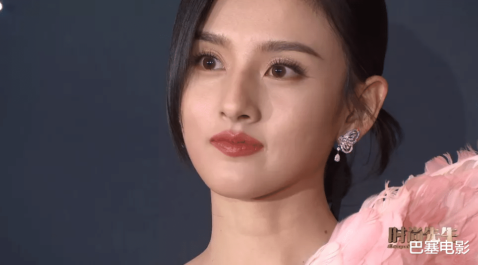 胡可|2022开年红毯：张雨绮变脸认不出，吴谨言好怪，郭采洁收了神通吧