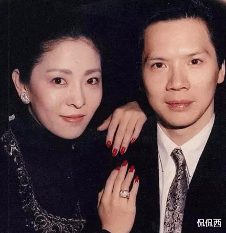 向太|向太和向华强低调坐地铁，一身行头超过50万，行李箱抵一辆汽车