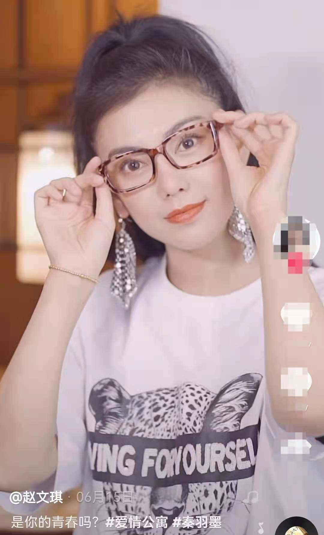 |34岁女星路边偶遇婴儿尿裤子，热情蹲下帮换尿布，动作娴熟不嫌脏