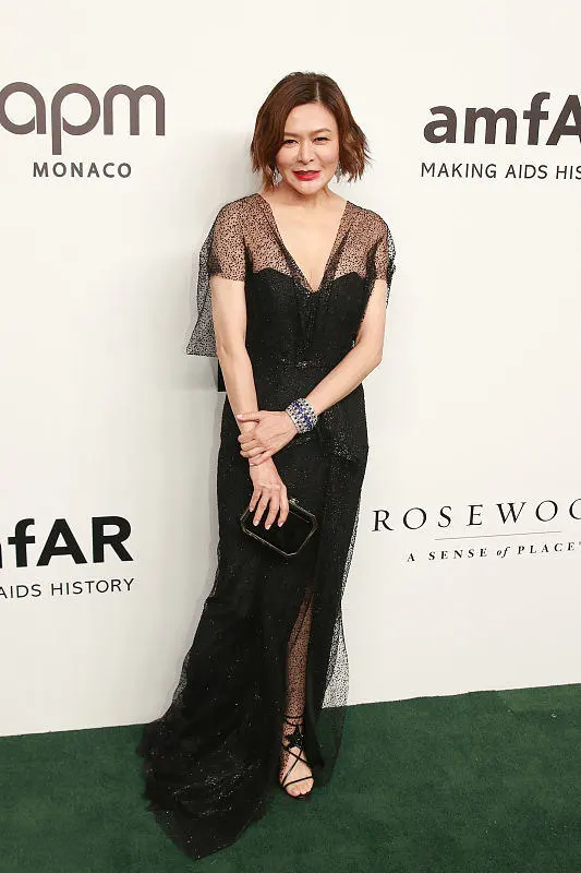 大表姐的时尚圈|关之琳状态保持真好，“半透明裙”造型优雅大方，看不出年近六十