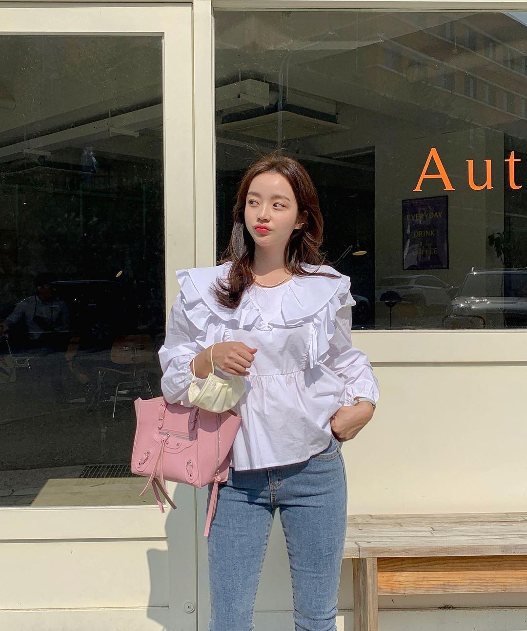 Fashion课代表|白色与牛仔蓝真是绝配，轻松穿出减龄清新感，分分钟提升好感度