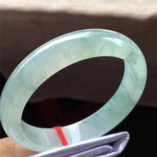 翡翠手镯|七位数的翡翠手镯为何绑着几分钱的红绳？