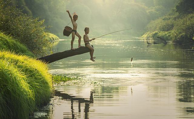 生活美学家 3岁弟弟问5岁哥哥：你爱我吗？哥哥的回答太温暖了