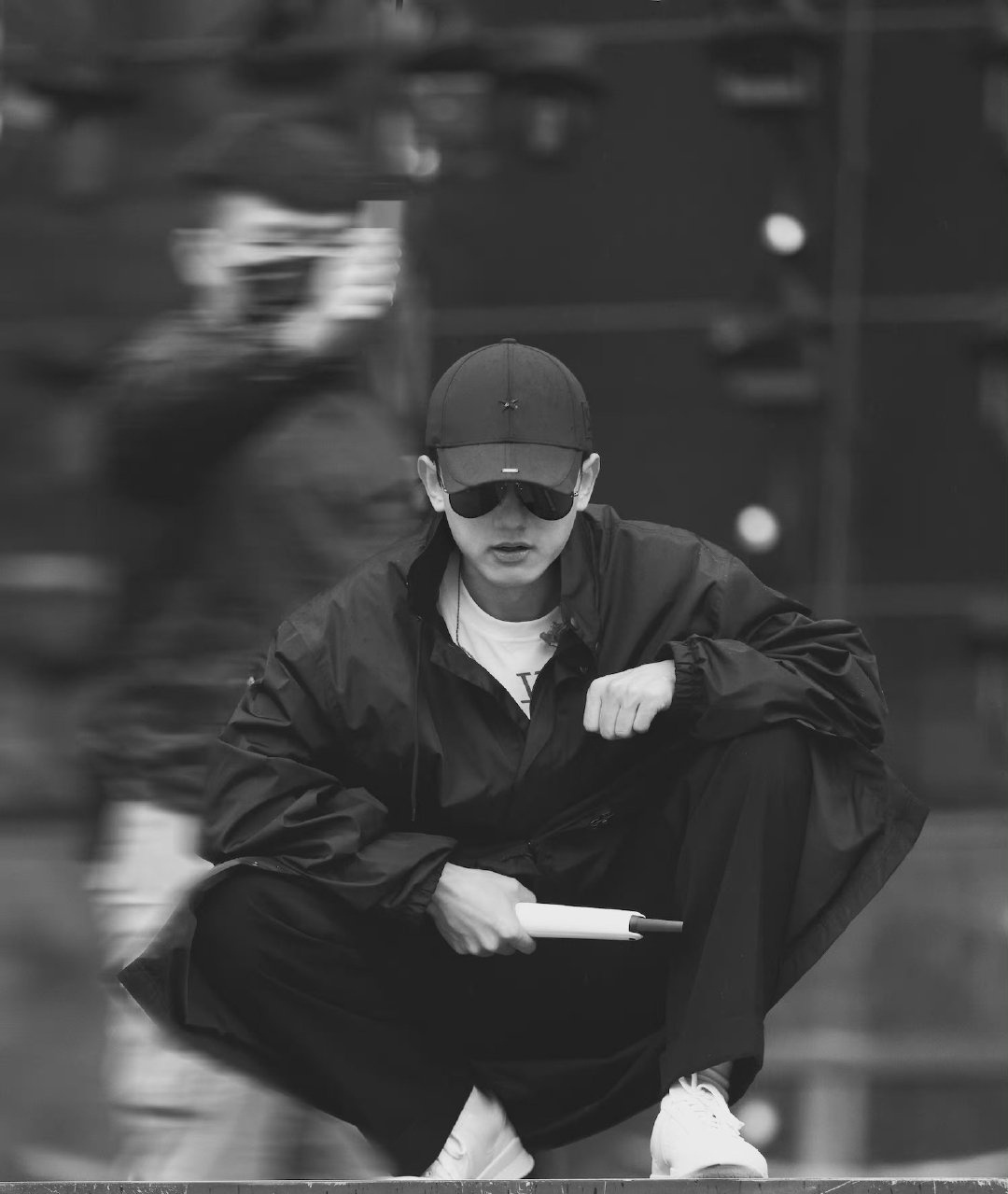 张杰|张杰演唱会首场见红，从升降台上摔下来，手部流血，歌迷现场照还原意外现场