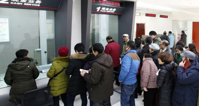 银行 去银行存款时，给的小票可要保管好，银行行长提醒：丢了就麻烦了