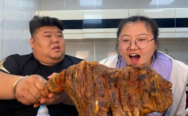 MARRY 600斤胖猴仔被指陈世美？指尖乌青似“中毒”，还不忘跟女生打闹