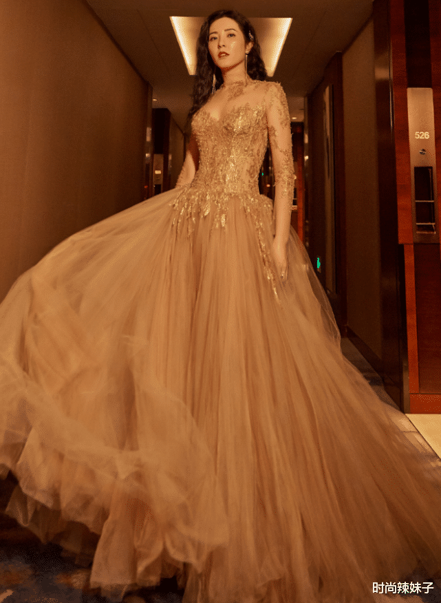 曾黎|曾黎的腰能有多细？当她“内衣外穿”后：这身材太A了