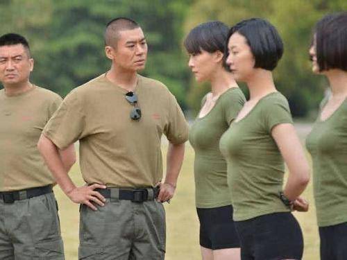 穿帮镜头|令人尴尬的穿帮镜头,皇后起身坐的蓝色塑料椅子,令人非常想笑了!