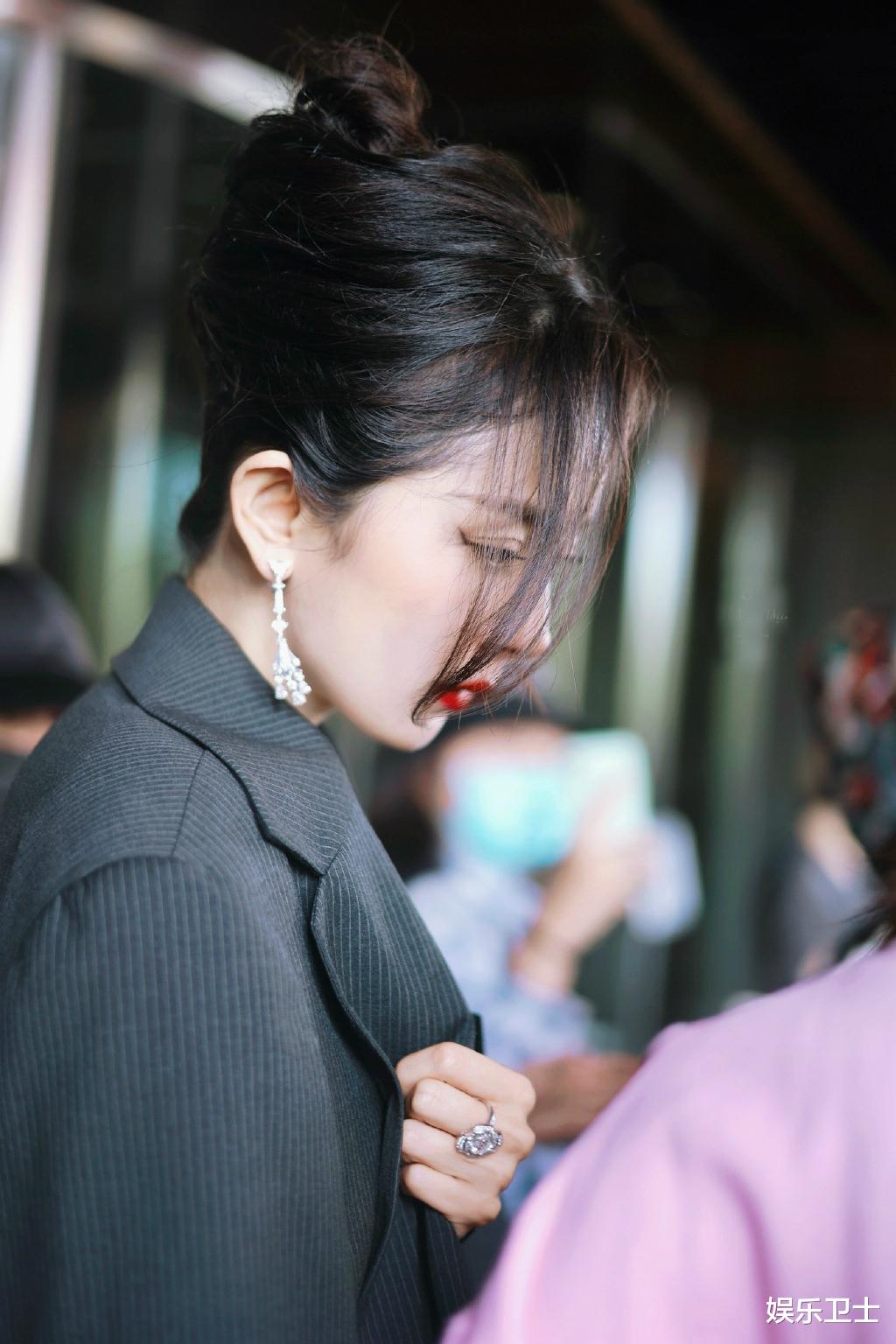 杨幂|杨幂拾光盛典造型好辣，生图美艳首次尝试深V，签名笔写不出字反应好憨