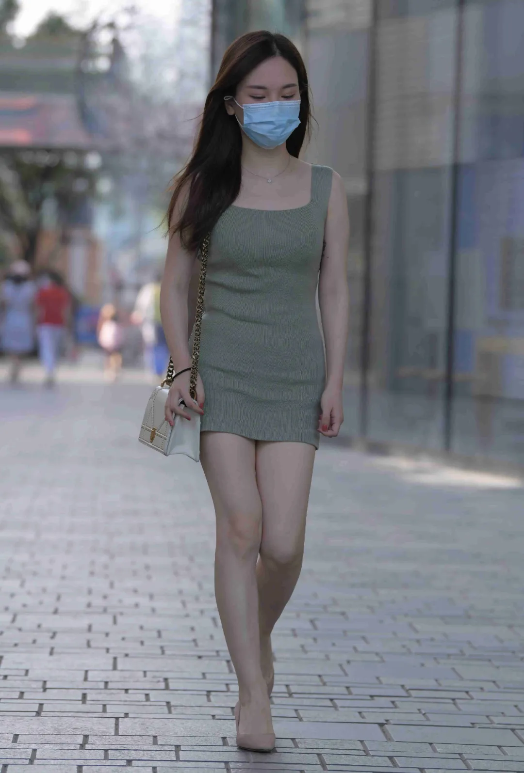 时尚穿搭女装|穿浅灰群的时尚女生