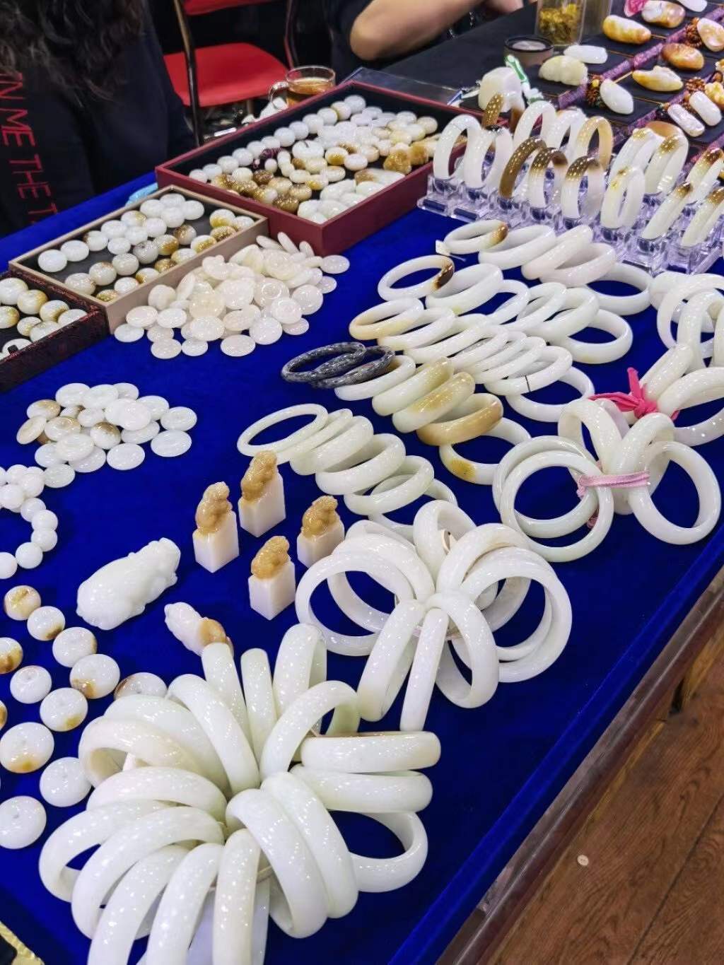 羊脂玉|逛古玩和田玉地摊，该注意哪些事？