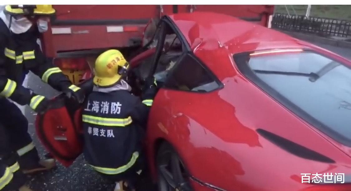 百态世间 上海一红色法拉利追尾厢式大货车，钻到对方车底，驾驶室被挤扁