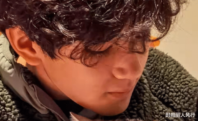 张译|张智霖儿子长大后大变样！烫卷毛五官变混血，变异国王子不敢认