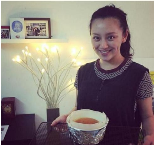 释小龙|她曾因“太漂亮”迷倒释小龙，后嫁黑人生子，模样却一言难尽！