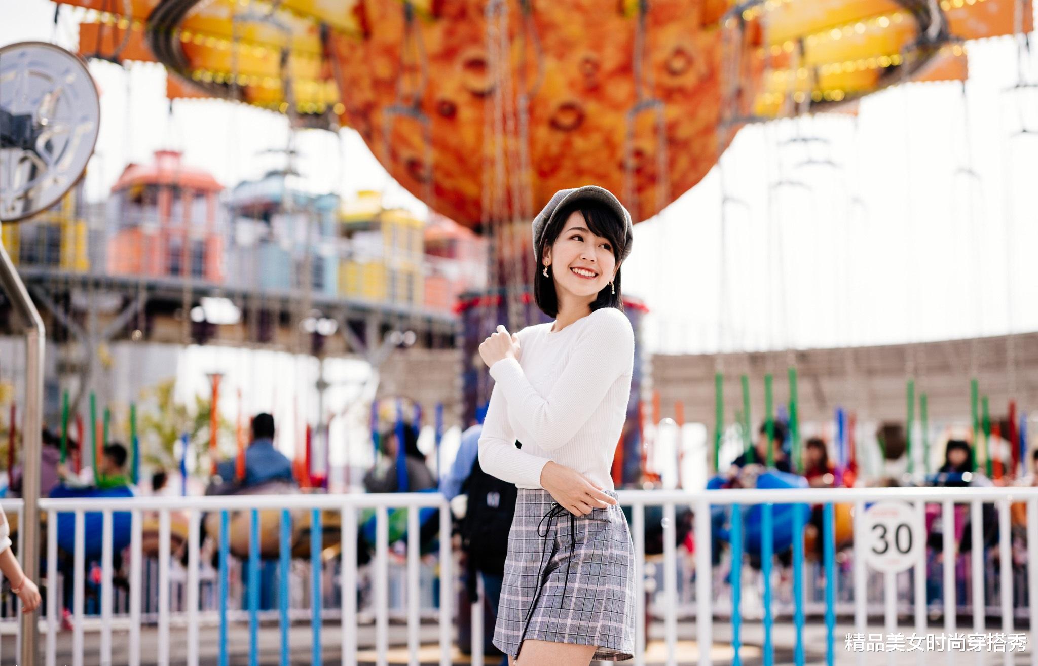 精品美女时尚穿搭秀|美女身穿洁白的冰丝针织衫，搭配灰色格子短裙，惊艳撩人