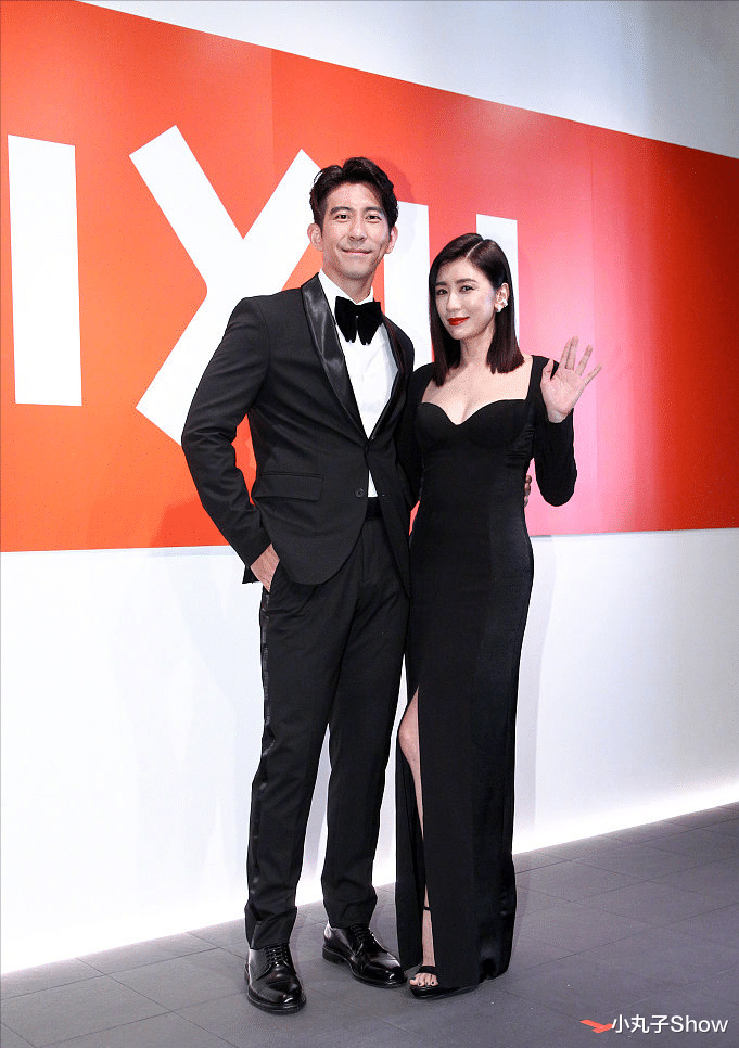 贾静雯|修杰楷贾静雯穿情侣装合体，黑色高开叉秀美腿，看不出相差九岁