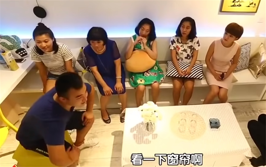 |单亲妈妈带儿女蜗居21㎡简易房，每晚睡邻居厨房？真相让人心酸