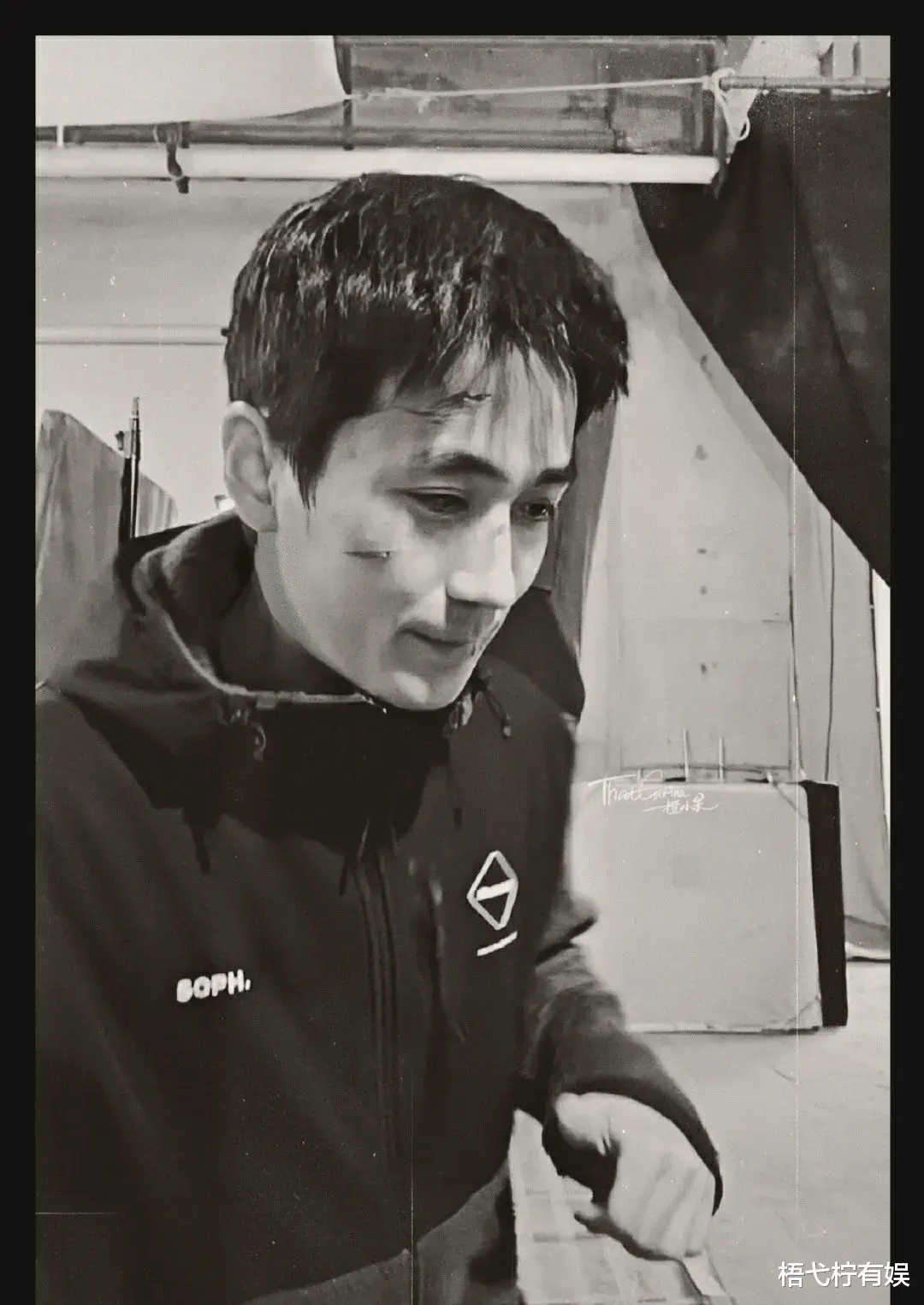 朱一龙|朱一龙拿命在拍戏，为新电影滚落17遍，还被“遗忘”在半山腰！