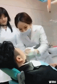 小叶娱记 “女友穿成这样去遛狗,谁能忍得了?”不把自己当外人啊!