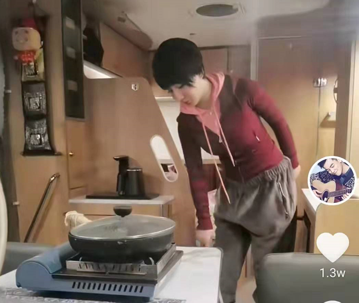 房车|31岁男星官宣恋情！与高颜值女友甜蜜相拥，为省钱让其住9月房车