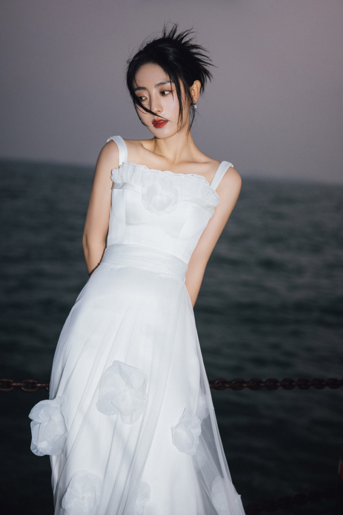 刘浩存|金鸡奖闭幕式举行：李冰冰、倪妮、关晓彤、吴宣仪等红毯造型曝光