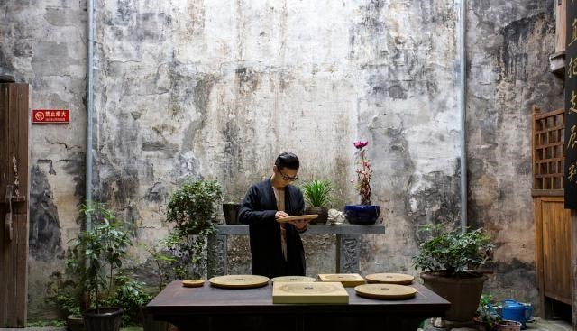 小歪歪说 河南周口某医院门口，有人扔钱借阳寿，200元借10天命：太迷信了