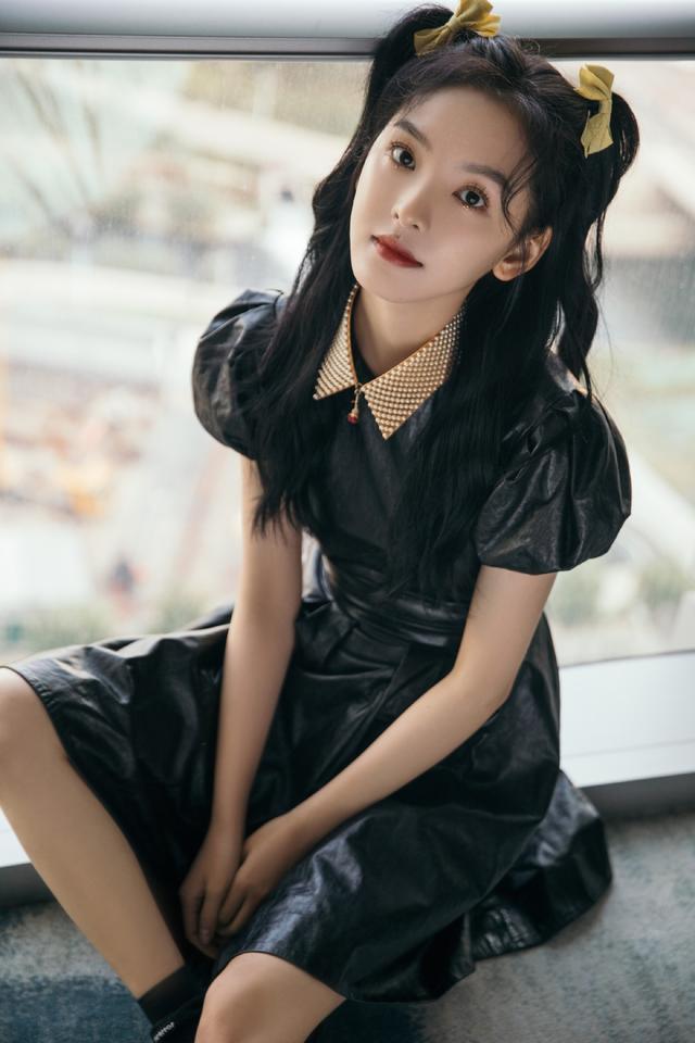 章若楠 章若楠的“初恋脸”真优越，穿皮裙也不显成熟，扎双马尾气质清纯