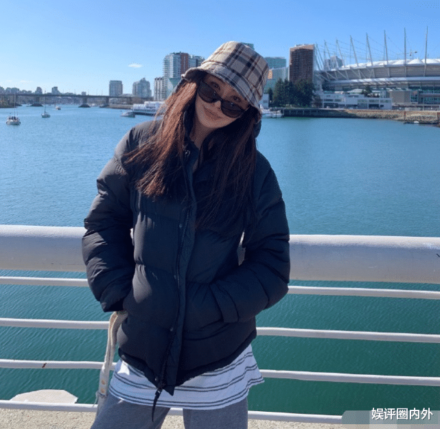 王祖贤|网友温哥华偶遇54岁王祖贤本尊，她独自一人街头遛狗，被赞清新脱俗