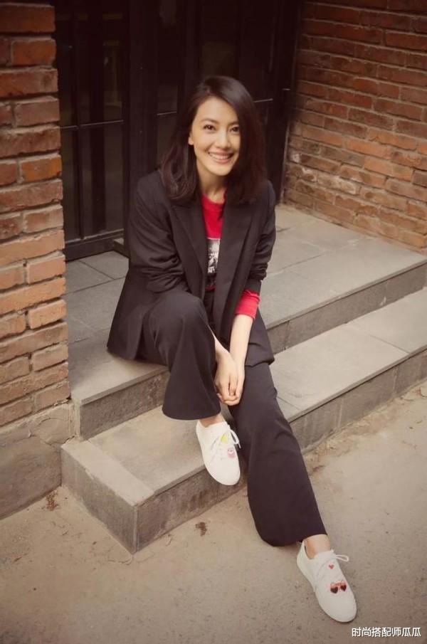 穿衣搭配|?早春职场穿搭,还数44岁袁泉最霸气,她的气质和穿搭还真无对手