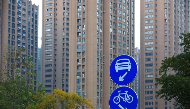 房价|房子“不好卖”，房价从1.3万降到8000，业主：要赔偿损失