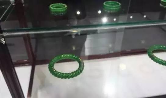 翡翠手镯|宋美龄戴到终老的麻花翡翠手镯，如今已值2亿！