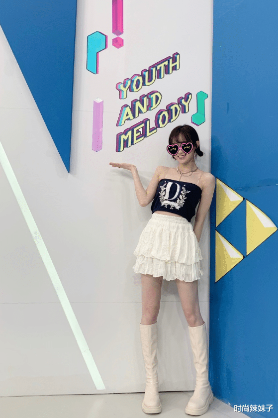 穿衣搭配|95后李子璇也对“儿童吊带”下手，双马尾发型，说是05后都有人信
