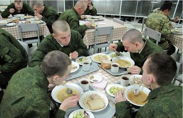 俄防長紹伊古視察食堂：怎麼沒肉？俄軍夥食太粗糙，亂燉貌如豬食-圖3
