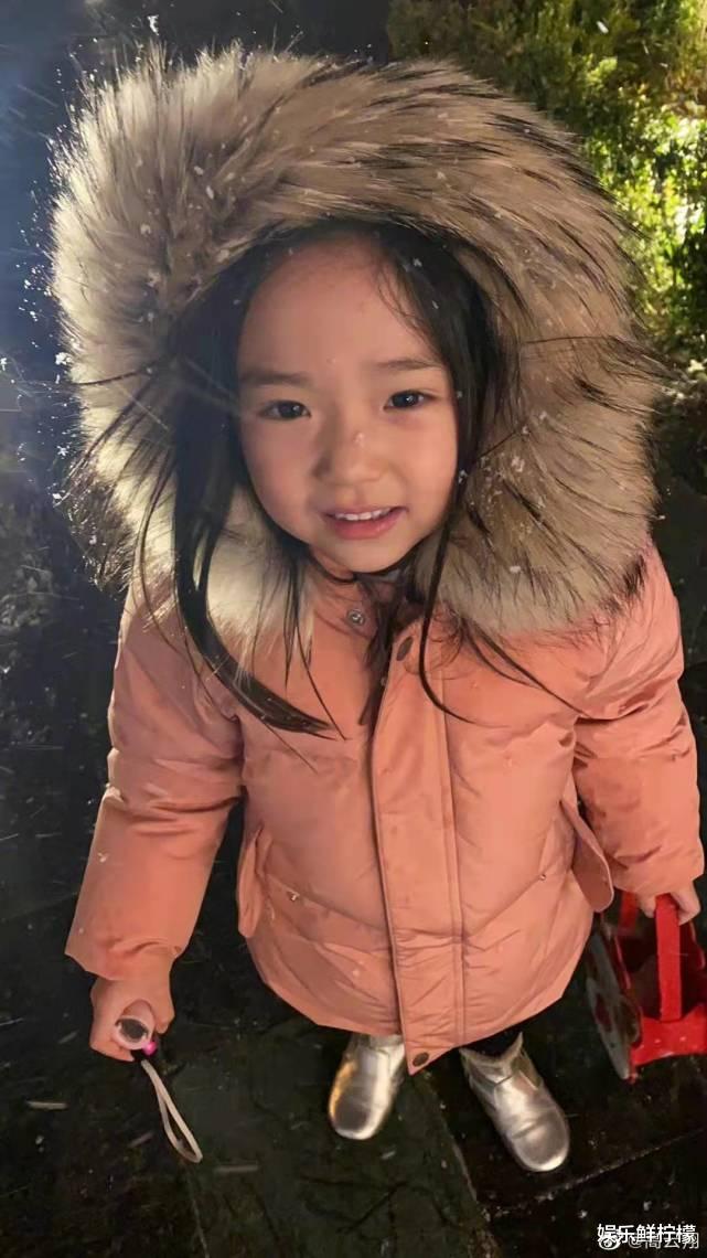 高云翔|高云翔晒与女儿近照，戴女士粉手套惹关注，拍摄者疑似董璇