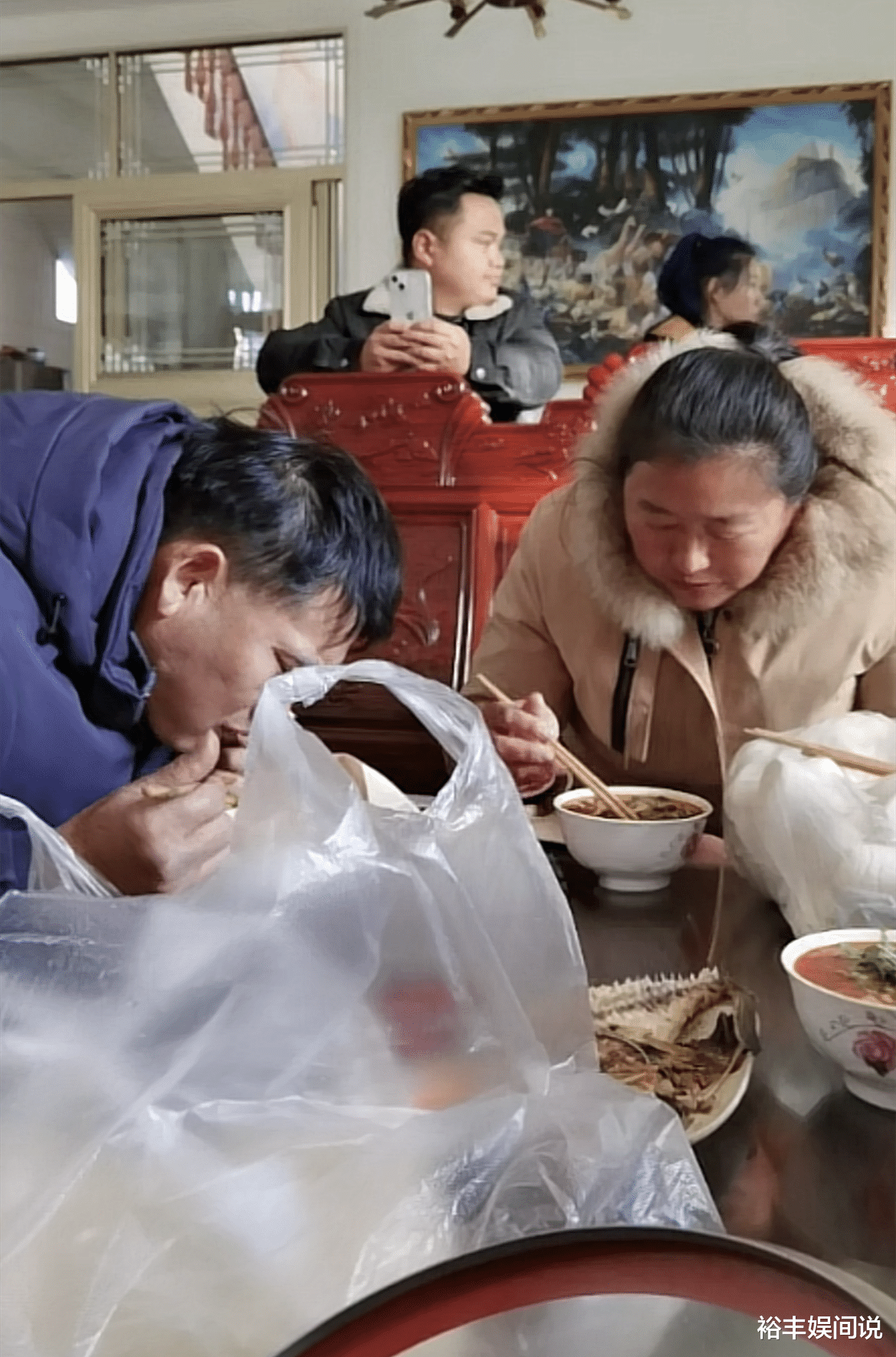 陈亚男|陈亚男彻底凉了！错过大衣哥生日，遭经纪公司负责人斥责