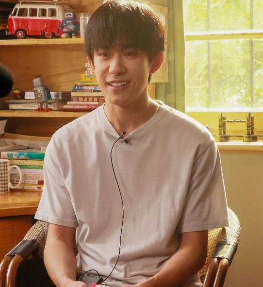 易烊千玺|易烊千玺荡秋千，坐姿成饭圈热议焦点：你可是个20岁男生呀