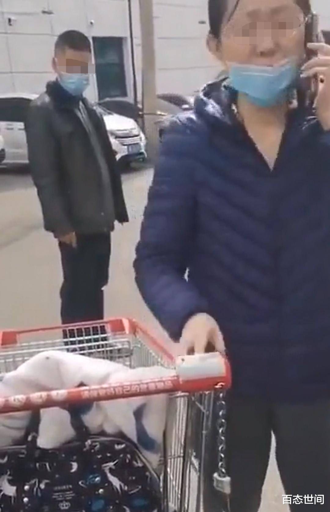 百态世间 齐齐哈尔女子要把超市购物车推回家被拦，报警谎称有人劫持她孩子